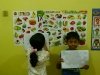 murid-rumah-pintar-kembar-menunjukkan-hasil-karyanya-dengan-pd