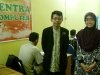 Pak Iqbal selakum perwakilan Dompet Sosial Hidayah berfoto bersama dengan Tina selaku Pengelola Rumah Pintar Kembar