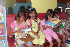 anak-anak kecil baca buku di rumah pintar kembar