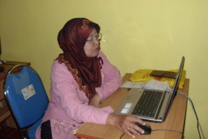 Guru SD Klepu 1 Klaten belajar dengan laptop di LKP KEMBAR